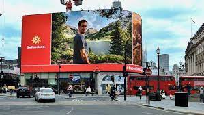 August 1981 (39 jahre alt). Roger Federer Wirbt Fur Die Schweiz Am Piccadilly Circus Hz