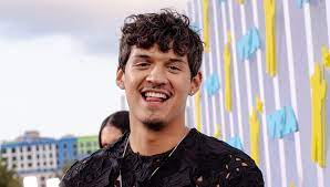 Singer Omar Apollo Responds to Queerbaiting Accusations with the Best Tweet  | Omar Apollo, pride | Just Jared: Celebrity Gossip and Breaking  Entertainment News