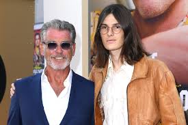 Romanın içerisinde farklı bölümler var. Pierce Brosnan Uberraschender Auftritt Mit Seinem Sohn Dylan Gala De