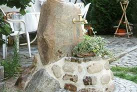 Der Wasserstein Ein Findling Der Wasser Spendet Brunnen Garten Gartenblog Haus Und Garten