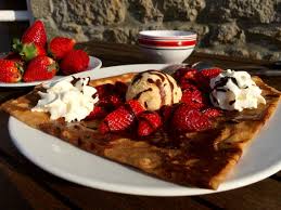 Crepe Du Jour Aux Fraises Fraiches De Saint Goustan Glace Vanille Et Chantilly Un Filet De Chocolat Pour Les Gourmand Gourmands Bonne Cuisine Glace Vanille