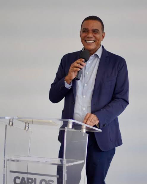 En un paso significativo hacia el fortalecimiento del sector comunicación, el senador de la provincia Espaillat, Carlos Gómez, y la Asociación de Productores de Programas de Radio, Televisión y Medios Escritos de