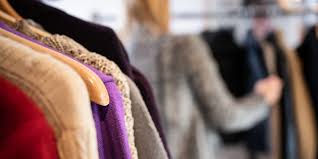 Ce type de vente se caractérise par le fait de vendre directement même si la vente à domicile qu'on a connue il y a quelques années était beaucoup axée sur les produits coquins et la lingerie, il lingerie, produits coquins, vêtements Reportage Shar In Vente A Domicile De Fringues D Occasion