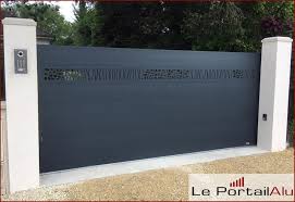 Portail coulissant en aluminium totalement personnalisable avec un large choix de décors, couleurs et dimensions fabriqué en france sans entretien 02 51 63 02 71. Portail Coulissant Aluminium Design Modele Savannah Disponible Sur Mesure Et A La Couleur De Votre Choix Portail Coulissant Portail Alu Portail