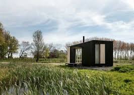 Ark Shelter Une Minuscule Maison Prefabriquee La Mini Maison Com Modulaire Huizen Woningbouw Architectuur