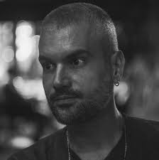 This photo, a bit of small talk. A colorful atmosphere.) Lately, I've been  thinking, there are so many unnecessary words around. So much empty talk.  There are sorrowful souls haunted by feelings