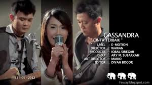 Download kumpulan lagu qasidah terbaru 2019 kasidah (qasidah, qasida bahasa arab , bahasa persia atau dibaca chakameh) adalah bentuk syair epik kesusastraan arab yang dinyanyikan. Lirik Lagu Cassandra Band Arsia Lirik