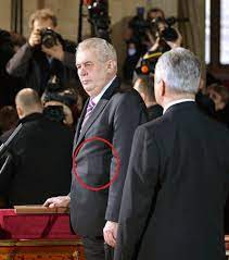 Prezident miloš zeman včera spolu s dalšími představiteli státu vyzvedl z přísně střeženého trezoru na pražském hradě korunovační klenoty. Tyden Cz Obrazem Pravda Vydesi Zeman Na Hrade Vtipy Na Webu