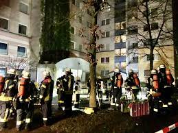 Sie sind für den gemeinsamen einsatz bei großschadenslagen konzipiert, stehen der jeweiligen feuerwehr aber auch für normale einsätze zur verfügung. Fw Kiel Feuer Im Keller Beschaftigt Die Feuerwehr Kiel Presseportal