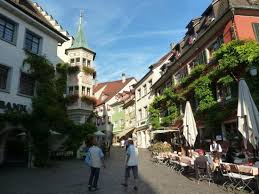 Servatius church and the schlossmuseum (town museum) are less than 550 yards from the zum bär. Hotel Baeren Towers On Left Top Of Hill Bild Von Gasthof Zum Baren Meersburg Bodensee Tripadvisor