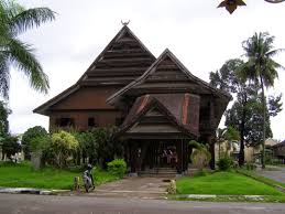 Rumah panggung sunda yang asli terbuat dari kayu atau anyaman bambu dengan atapnya berasal dari daun ijuk. 5 Rumah Adat Sulawesi Selatan Bugis Mandar Makassar Toraja Luwuk