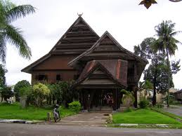 Foto rumah panggung bugis makassar dengan dinding warna hijau. 5 Rumah Adat Sulawesi Selatan Bugis Mandar Makassar Toraja Luwuk