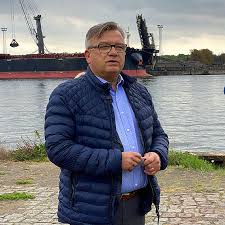 Na pierwszym miejscu jest artur łącki, poseł koalicji obywatelskiej z majątkiem szacowanym na ponad 42 miliony. Swinoujscie Iswinoujscie Pl Posel Artur Lacki Oraz Swinoujscy Dzialacze Koalicji Obywatelskiej Protestuja Przeciw Importowi Wegla Do Polski Zobacz Film