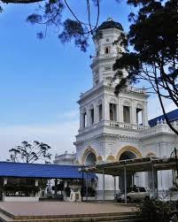 Masjid sayyidina ali, masjid abu bakar dan masjid gamamah di medinaketiga masjid ini berdekatan dan terletak di dekat masjid. Pesona Masjid Jami Sultan Abu Bakar Johor Bahru Malaysia