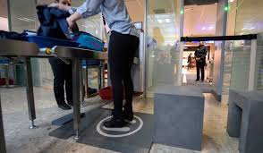 Agents Epuises Passagers En Danger Le Courrier