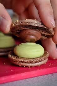 Un Goa T De Trop Peu Macaron Avocat Citron Vert Chocolat Un Goa T De Trop Peu Recette Macaron Recette Macaron Chocolat Saveurs Macaron