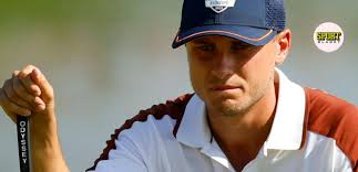 Ludvig Åberg klättrar i Travelers