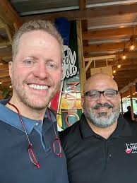 Para los que me preguntan donde se come bueno en mi pueblo Patillas, les  recomiendo el Tenedor de Mario. El arroz mamposteao y las carnes, a otro  nivel. En ambas fotos salgo