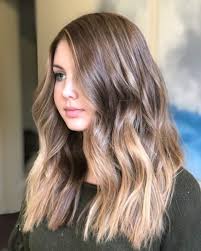 This bubbly hair lob is suitable for hairstyles for round faces. 18 Most Flattering Long Hairstyles For Round Faces 2021 Trends