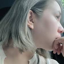 靠北婆家22027  外婆過世了，我跟我婆婆說：媽我阿嬤走了，那我們這邊要做什麼過去，婆婆說：做一對花柱過去就好了，看你們（指我跟我先生）到時候有沒有要去送，小孩我顧就好了，當下我傻眼了，我就問婆婆說：小孩為什麼不用去，婆婆說:如果是在自家就好了，可是在殯儀館  ...