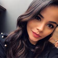 Buen día! La tostada francesa, o "French Toast" consiste en una rodaja de  pan lactal o brioche embebida en una mezcla de huevo y leche que luego se  dora en una sartén