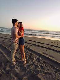 Bella Pareja Besandose En La Playa Fotos De Parejas En La Playa Besos De Parejas Parejas