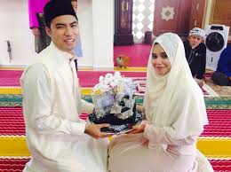 Antaranya bencana banjir yang terjadi di 6 buah negeri, perbualan antara pelajar dan pensyarah sehingga membangkitkan kemarahan netizen, isu artis kahwin dah banyak lagi! Wanita Ini Kongsi Kisah Sweet Percintaan Dengan Pensyarah Yang Kini Bergelar Suami
