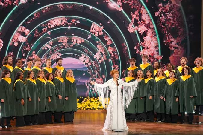 Reba McEntire Honors Her longtime Friend Dolly Parton With Powerful Performance of 'He's Alive' Alongside Belmont University Choir - Country Now