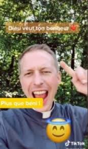 Một cha xứ hoàn toàn TikTok!