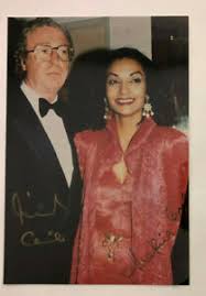 May 18, 2021 · michael caine has revealed he has given up alcohol so he can have as much time with his three grandchildren as he can. Michael Caine Shakira Caine Film Original Autogramm Grosse 15 X 10 Cm Ebay