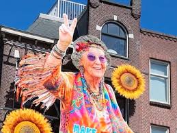 Amsterdamse kroeg pakt dit jaar uit met hippie Beatrix op gevel
