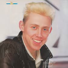 🎤 FIRST QUESTION & A VERY EASY ONE! Who's this sharp-dressed frontman from  Number One magazine