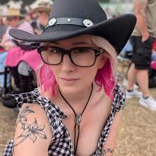 Heads up…. Travellers parked up