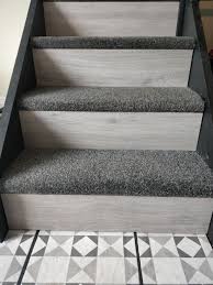 Grundsätzlich haben sie mehrere möglichkeiten, ihre holztreppen zu renovieren. Moglichkeiten Fur Treppen Renovieren Teppich Auf Stufen In Grau Treppe Renovieren Treppenhaus Dekorieren Hausverschonerung
