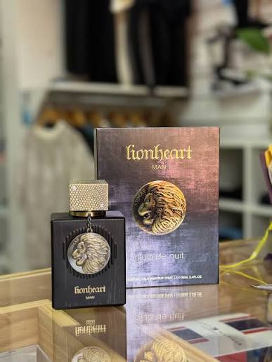 Club De Nuit Lionheart Man 🦁🖤 Armaf 🛡️ Es una fragancia de la familia  olfativa Oriental Fougère para Hombres. Esta fragrancia es nueva. Club De Nuit  Lionheart Man se lanzó en 2025.
