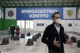 Τεράστιες ουρές δημιουργήθηκαν έξω από το εμβολιαστικό κέντρο περιστερίου από πολίτες που είχαν κλείσει ραντεβού για να κάνουν το εμβόλιο κατά του κορωνοϊού. Sto Mega Emboliastiko Kentro Peristerioy O Kyriakos Mhtsotakhs Mexri Arxes Maioy 8a Exoyn Emboliastei Oloi Oi Anw Twn 60 Politikh Iefimerida Gr