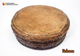 Seorang musisi duduk dengan santainya sambil memainkan alat musik tersebut. Sma Pgri Tambun Rebana Sendiri Adalah Sejenis Gendang Satu Muka Yang Digunakan Untuk Mengiringi Tarian Dan Nyanyian Rakyat Alat Musik Rebana Ini Sebenarnya Berasal Dari Jazirah Arab Seperti Halnya Rebab Alat