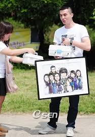He is an actor, known for sseulsseulhago chalranhashin: Lee Dong Wook Military Service Photo Lee Dong Wook Military Service King Kong