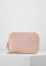 Il dispose d'une longue lanière vous Lacoste Sac Bandouliere Pale Blush Rose Clair Zalando Fr
