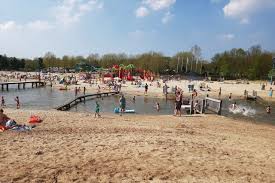 Zo kunnen kinderen zich uitleven in de kinderspeeltuin, een ritje maken in de safari buggybaan, springen op de ballenberg. Speelland Beekse Bergen Mamaliefde