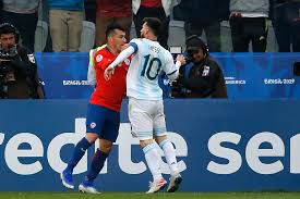 Angel di maria angry scuffle with gary medel! Messi Recordo Pelea Con Medel No Era Para Roja Con Amarilla Bastaba