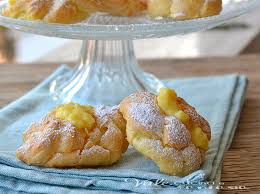 I bignè se riescono bene, una volta cotti devono essere leggeri e vuoti dentro. Bigne Di San Giuseppe Al Forno