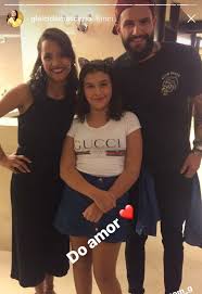 Na imagem, a cantora aparece toda estilosa, com um pijama xadrez rosa. Gleici E Wagner Instagram