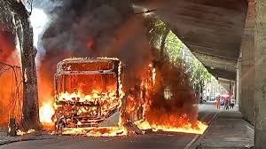 Após morte de chefe do tráfico, ônibus é incendiado, outros são sequestrados e vias são fechadas na região central do Rio