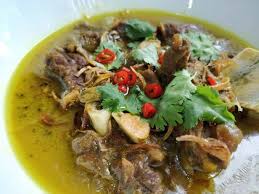 Banyak hidangan yang menyelerakan seperti mee goreng mamak, pasembor, sup kambing dan. Sup Kambing Mamak Mutton Soup