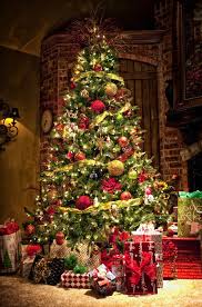 Christmas Tree With Large Ornaments Christmas Decorating Christmas Decorations Christmas Tree Decorations Beautiful Christmas