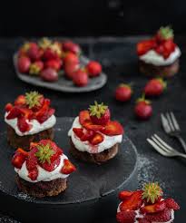 Erdbeer Brownie Rounds Mit Holundersirup Verfeinert In 2020 Barlauchpesto Rezept Lecker Holundersirup