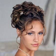 Party frisuren selber machen anleitung aktuelle frisuren damen; Hochsteckfrisuren Fur Lockiges Haar Fur Abschlussball Abiballfrisuren Kurzehaare Naturlocken Short Hair Updo Medium Hair Styles Updos For Medium Length Hair