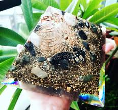 客訂品 分享 鎮宅 安宅 負能量bye bye 吸引財富 身心平衡 淨化空間這是客人委託製作的大奧剛金字塔 but 這只是這位超nice客人交付任務的四分之一啊 感謝眾親辜們很忍耐的等待完美控的