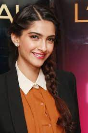 Pin By Tamia Jones On Sonam Kapoor Bollywood Hairstyles Sonam Kapoor Hairstyles Beautiful Bollywood Actress